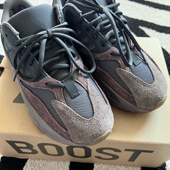 adidas Yeezy Boost 700 Mauve - Picture 6 of 13